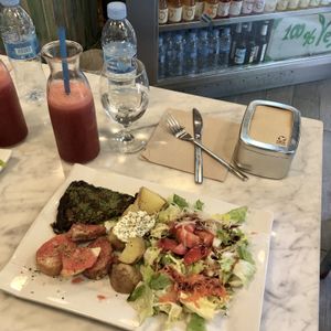Spinach tortilla menu with a smoothie! at Santoni - When food is the solution in Barcelona