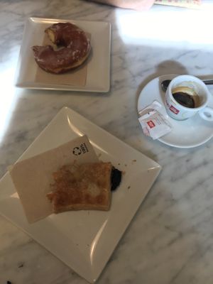 Delicious sugar donut and chocolate croissant at Santoni - When food is the solution in Barcelona