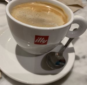 Yummy coffee - milk options: soy, oat, rice or almond at Santoni - When food is the solution in Barcelona