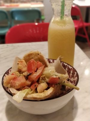 Shawarma and pineapple/mango juice at Santoni - When food is the solution in Barcelona