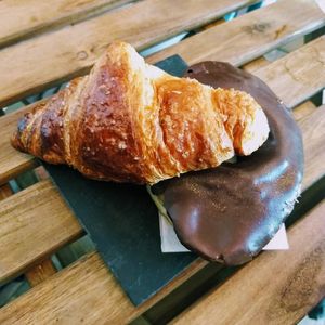 Croissant farcit de crema i Dònut de xocolata at Santoni - When food is the solution in Barcelona