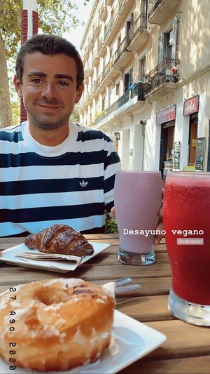 100% vegano!! 
Buen servicio, los jugos son hechos en el momento, súper frescos.
Las donuts se llevan el premio 🙂 at Santoni - When food is the solution in Barcelona