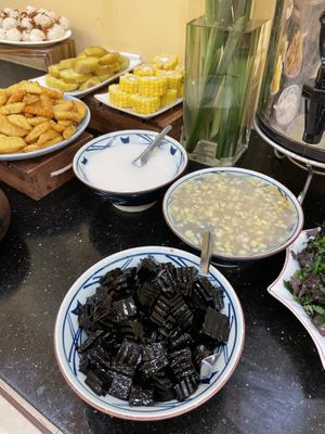 Jelly, coconut milk and other dessert   at Tara Chay in Hanoi