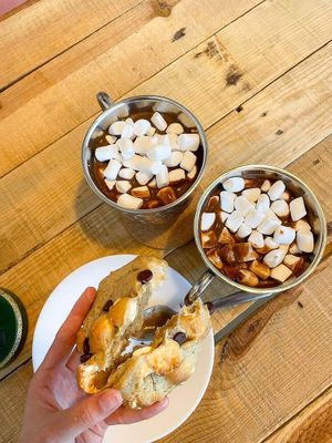 Hot cocoa with marshmallows 🌱 #Veganuary at Chez Marie Pan & Café in Hermosillo