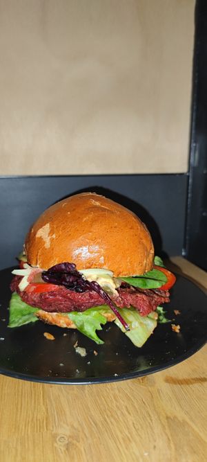 Hamburger céklafasírttal at Húshagyó Futár in Eger