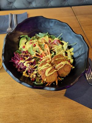 Falafel-Bowl mit Mangosauce at Mama Dut in Bielefeld