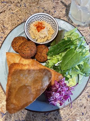 Hummus and falafel platee  at Hids' Cafe & Bar in Gifu