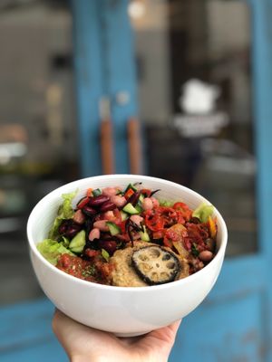 Our vegan lunch option: The Vegan Loco Moco Bowl 🥗
Rice, homemade tomato sauce, lettuce, homemade soy meat burger & 2 homemade weekly vegan delis at Communita Cafe in Tokyo