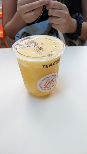 Mango slushie with litchi boba at Bubbolitas Barcelona in Barcelona
