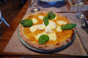 Super delicious smoked burrata yellow tomatoes pizza 🍕 at Eataly - Termini in Rome