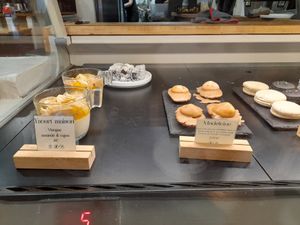 Les pâtisseries changent régulièrement at Inzu in Marseille