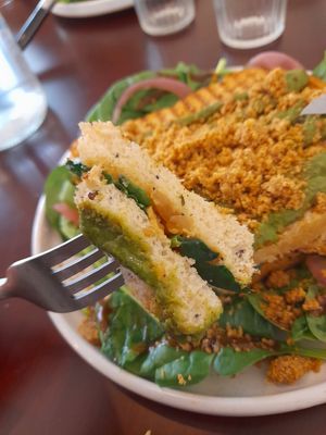 Grilled Cheese aux épinards vegan at Inzu in Marseille