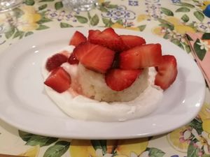 Budino di riso con panna Vegetale e fragole at Osteria 1960 BarSport in Pedersano