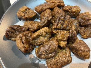 Il loro favoloso tofu con ingredienti segreti  at Happy Veggie - 天街素食 in Budapest