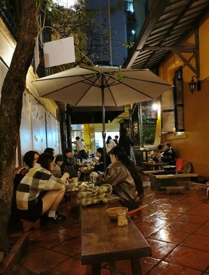 the location at Chay Vỉa Hè in Hanoi