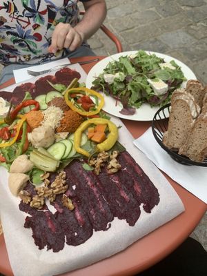 vegane brettjause  at Hertz & Seele in Vienna