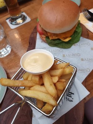 Vegan burger 🍔 at Brasserie Quinty's in De Koog