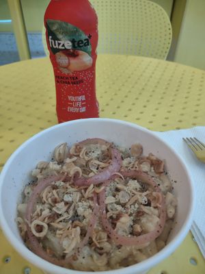 Vegan Mac and cheese with crispy and picked onions at Mr Mac in Nha Trang