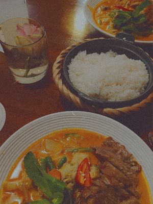 Vegan duck with mushroom sauce and vegan chicken with peanut curry at Sen Veggie in Erding