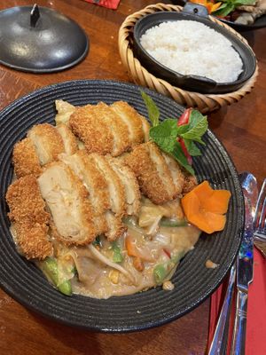 Veganes Hühnchen mit Erdnusssoße  at Sen Veggie in Erding