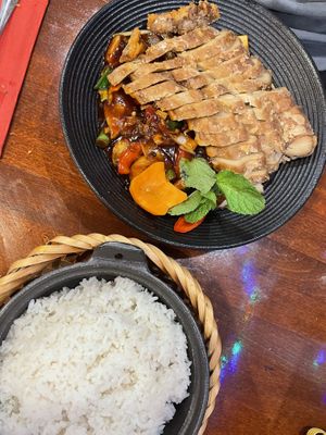 Veganes Hähnchen mit Hoisen Soße  at Sen Veggie in Erding