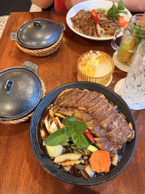 Vegane Ente in verschiedenen Variationen   at Sen Veggie in Erding