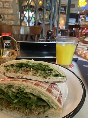 Falafel pita y zumo de naranja   at El Café de Acá in Asuncion