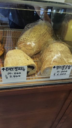 Vegan: Olive bread and rye bread at Grain blé 그랭블레  in Seoul