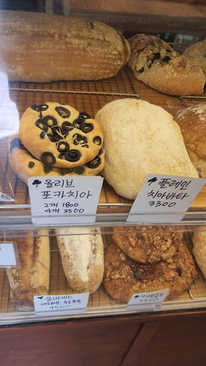 Vegan: olive ciabatta and plain ciabatta at Grain blé 그랭블레  in Seoul