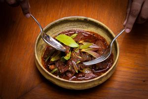 แกงอ่อมเนื้อน่องลายใบชะมวง   gang om nuea nong lai bai cha muang
jungle curry of beef shank with fresh herbs and chamuang sour  at Nahm  in Bangkok