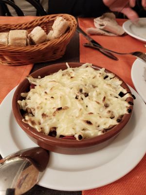 Saganaki de champiñones con queso vegetal at Entre Terres Restaurant in Girona