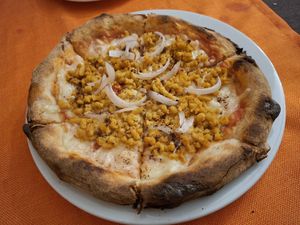 Pizza vegana con soja texturizada y queso vegano at Entre Terres Restaurant in Girona