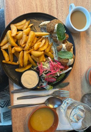 Falafel Teller mit Potato Wedges, dazu Kaffee und Suppe😄 at Lafal Food in Helsinki