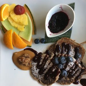 Crêpes de sarrasin avec sauce aux baies at Invitation V in Montreal