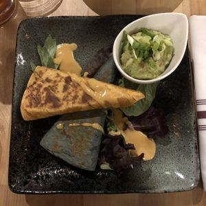 Quesadilla et saucisse avec sauce mexicaine at Invitation V in Montreal