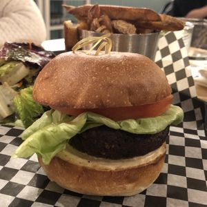 Burger aux pois-chiches et poireaux at Invitation V in Montreal