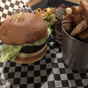 Burger aux pois-chiches et poireaux at Invitation V in Montreal