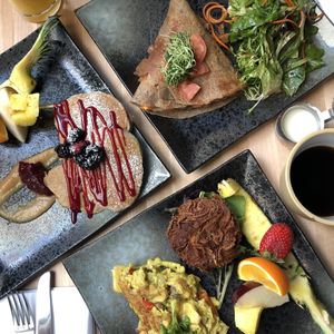 Omelette végétalienne, Pancakes de farine de sarrasin et Crêpe de sarrasin salée at Invitation V in Montreal