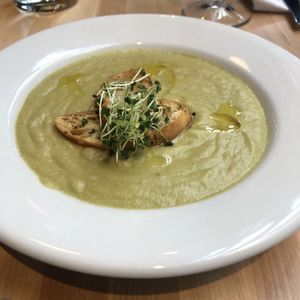 Crème de brocoli et basilic at Invitation V in Montreal