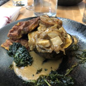 Casserole de champignons et seitan dans une courge at Invitation V in Montreal