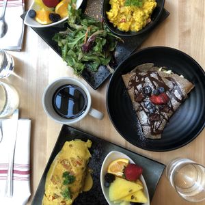 Omelette végétalienne, Crêpe de sarrasin sucrée et Tofu brouillé at Invitation V in Montreal