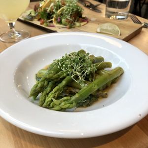 Asperges grillées at Invitation V in Montreal