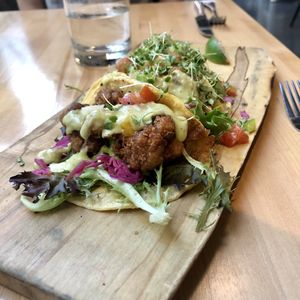 Tacos de chou-fleur et crème d'avocat at Invitation V in Montreal