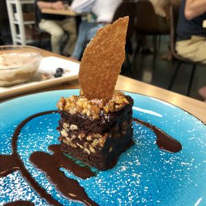 Brownie triple chocolat et caramel salé at Invitation V in Montreal