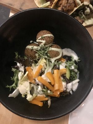 Entrée de falafels 🥙 at Invitation V in Montreal