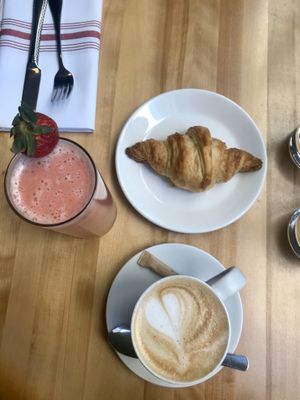 Latte, smootie and croissant 🥐  at Invitation V in Montreal