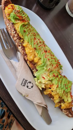 Tartine with tofu and avocado at Kaizen Vegetariano in Torrevieja