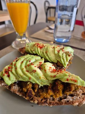 Scrambled tofu and avocado sandwich at Kaizen Vegetariano in Torrevieja