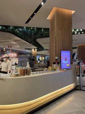 Ordering   at Thank You Cup - Siam Paragon in Bangkok
