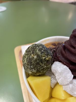 Toppings - also vegan clearly markedd  at Thank You Cup - Siam Paragon in Bangkok